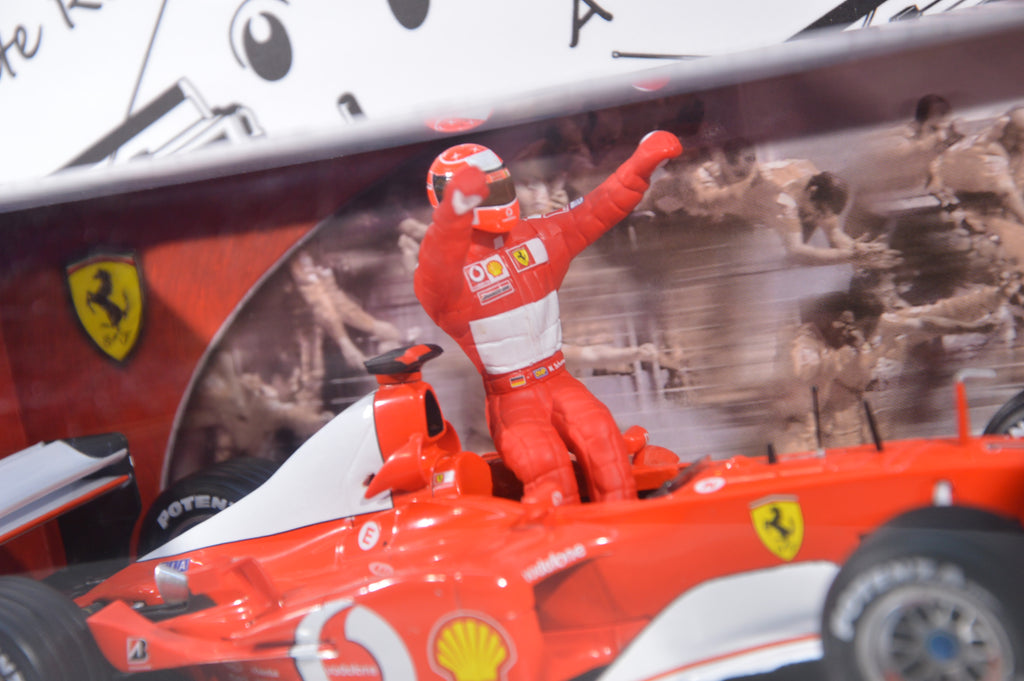 Ferrari F2002 Michael Schumacher 5 volte campione Hot Wheels scala 1:18