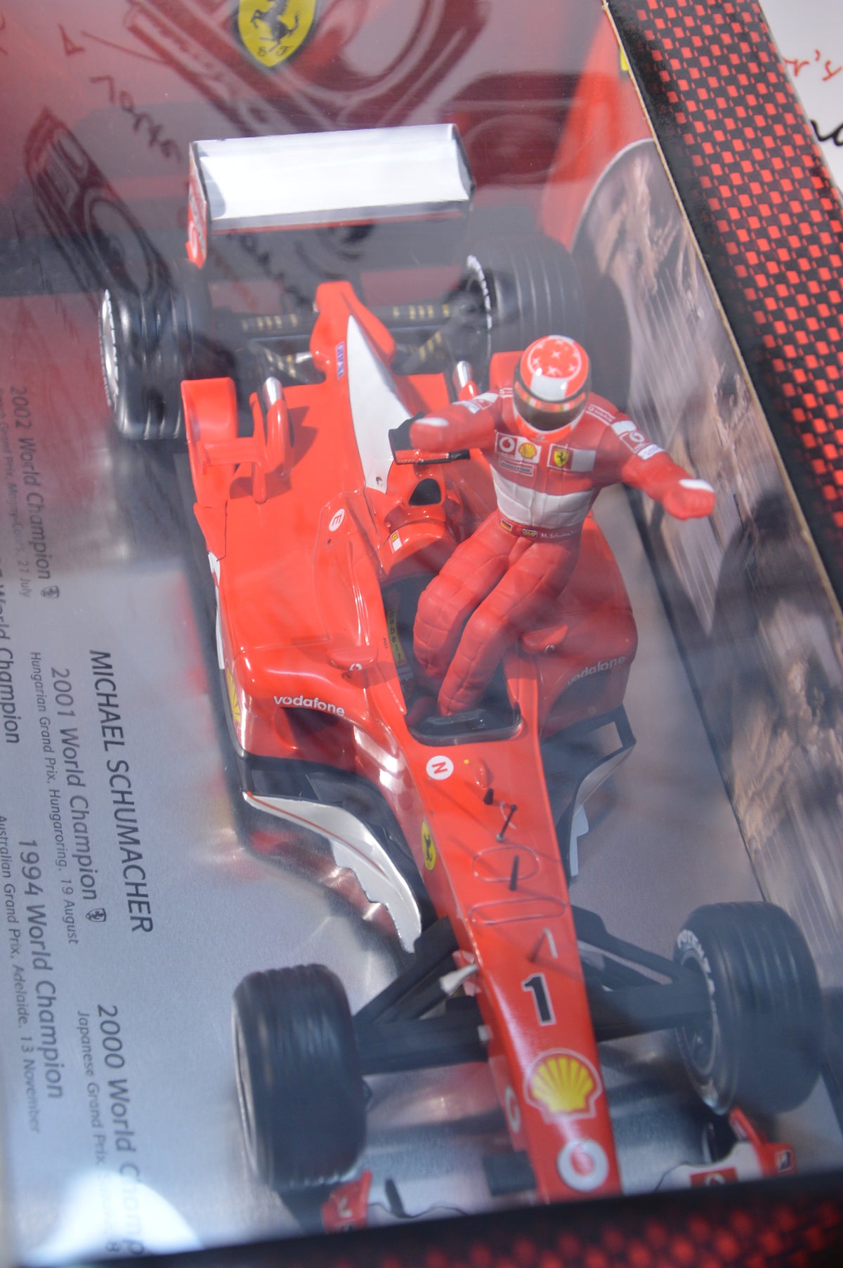 Ferrari F2002 Michael Schumacher 5 volte campione Hot Wheels scala 1:18