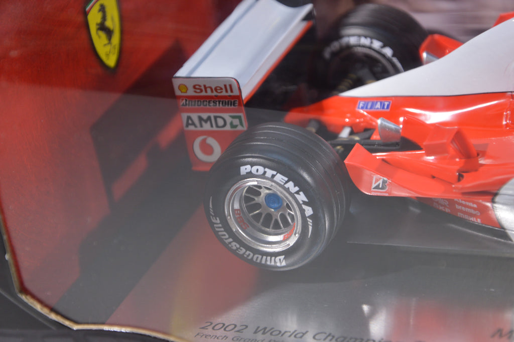 Ferrari F2002 Michael Schumacher 5 volte campione Hot Wheels scala 1:18