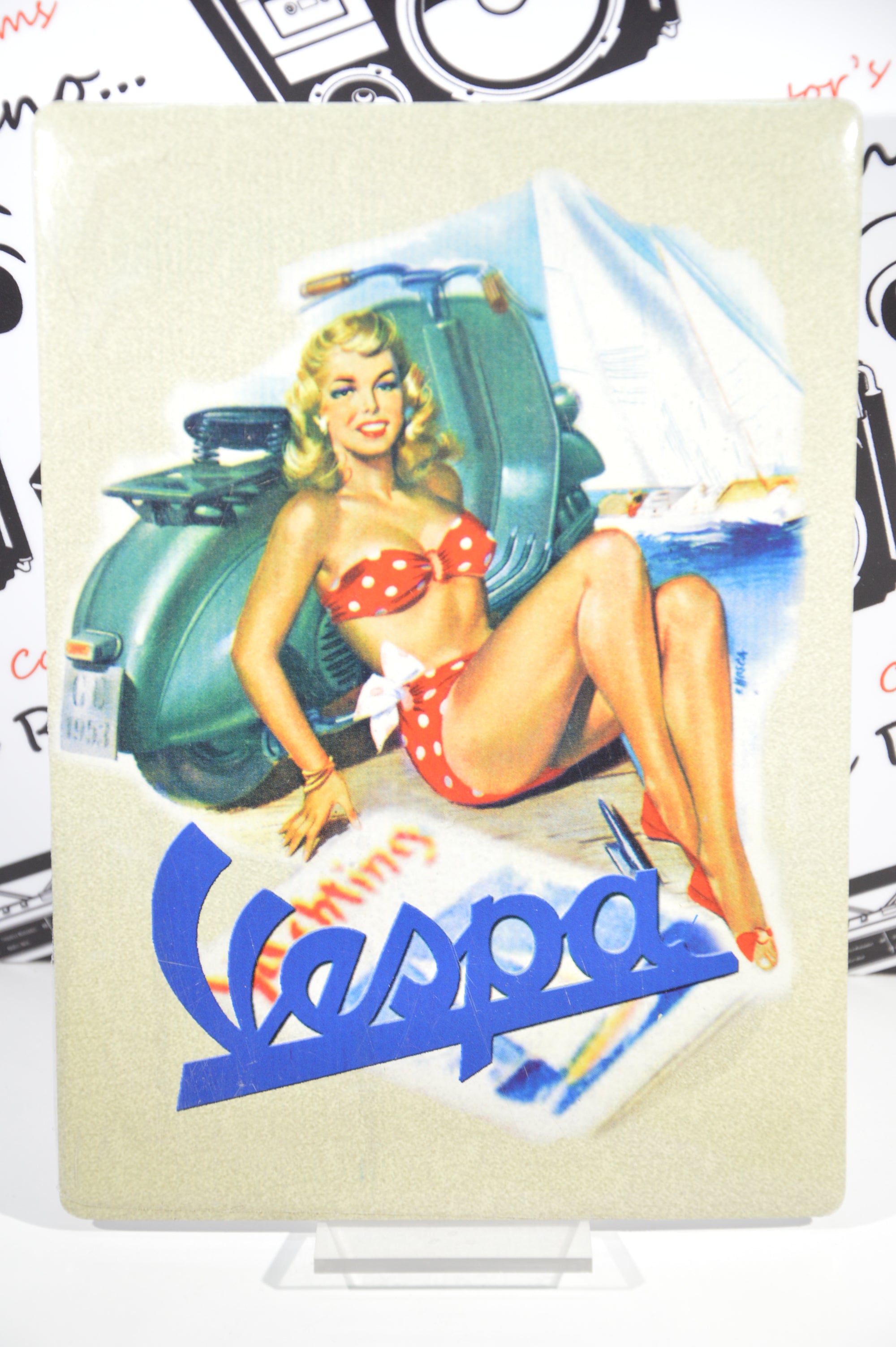 Targa cartolina Vespa donna in bikini riproduzione