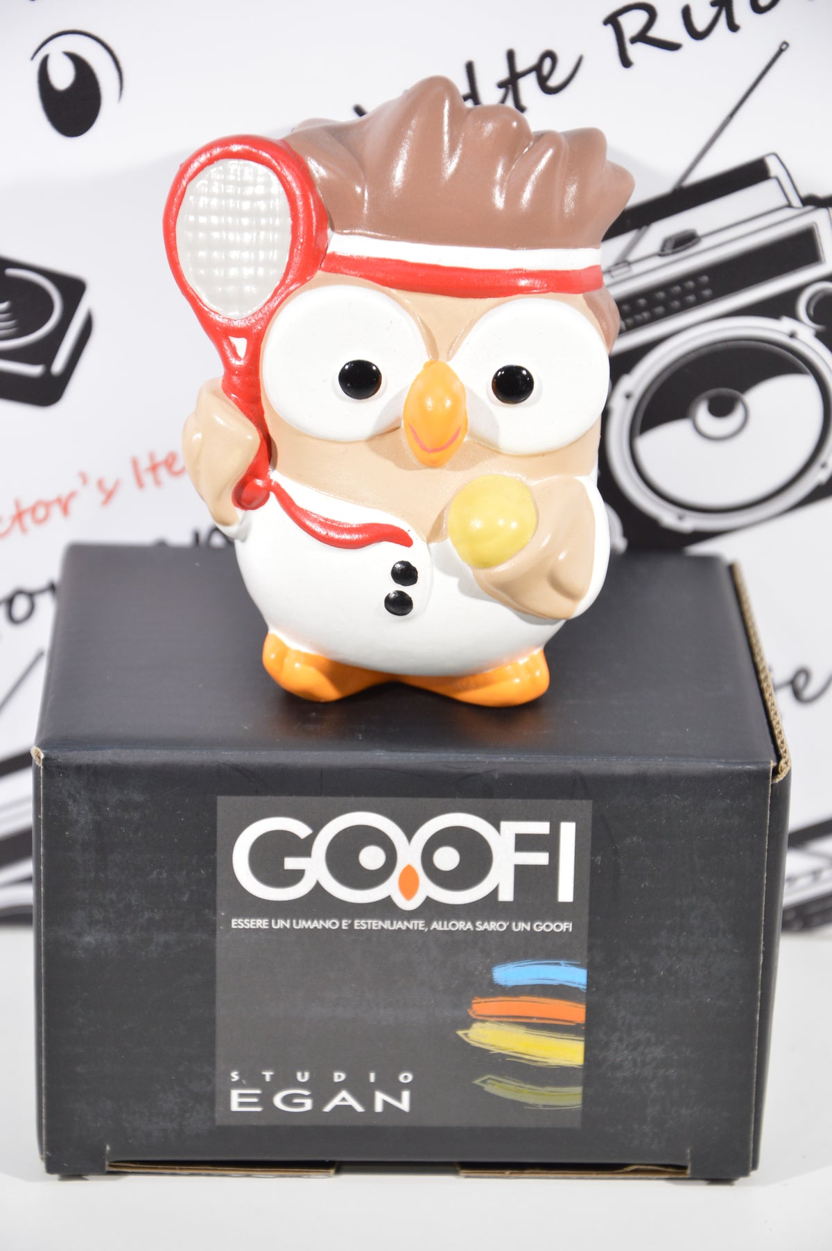 Goofi studio Tennista idea regalo gufi da collezione in ceramica
