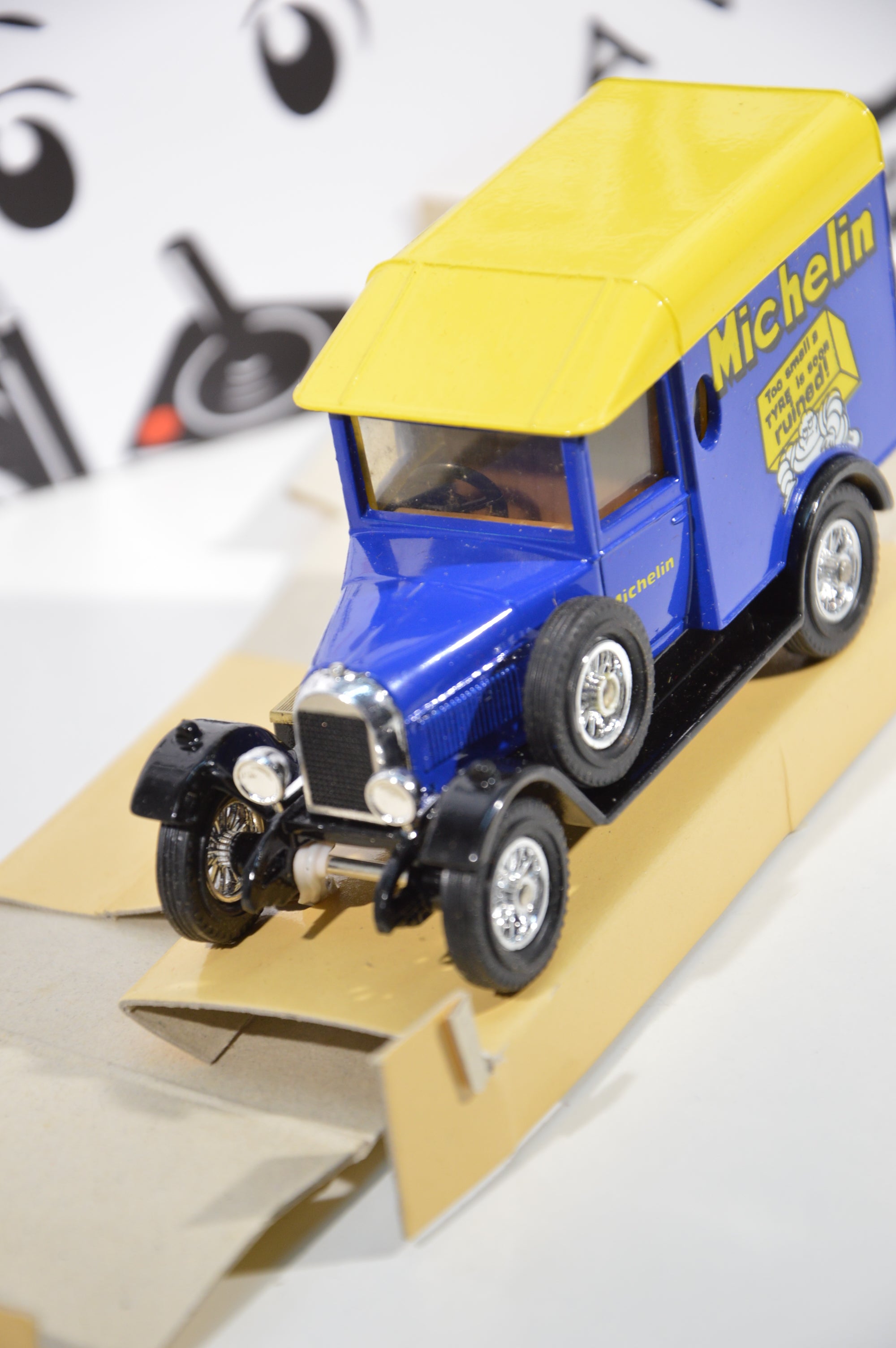 Morris Cowley Van 1929 Michelin Matchbox 1:39