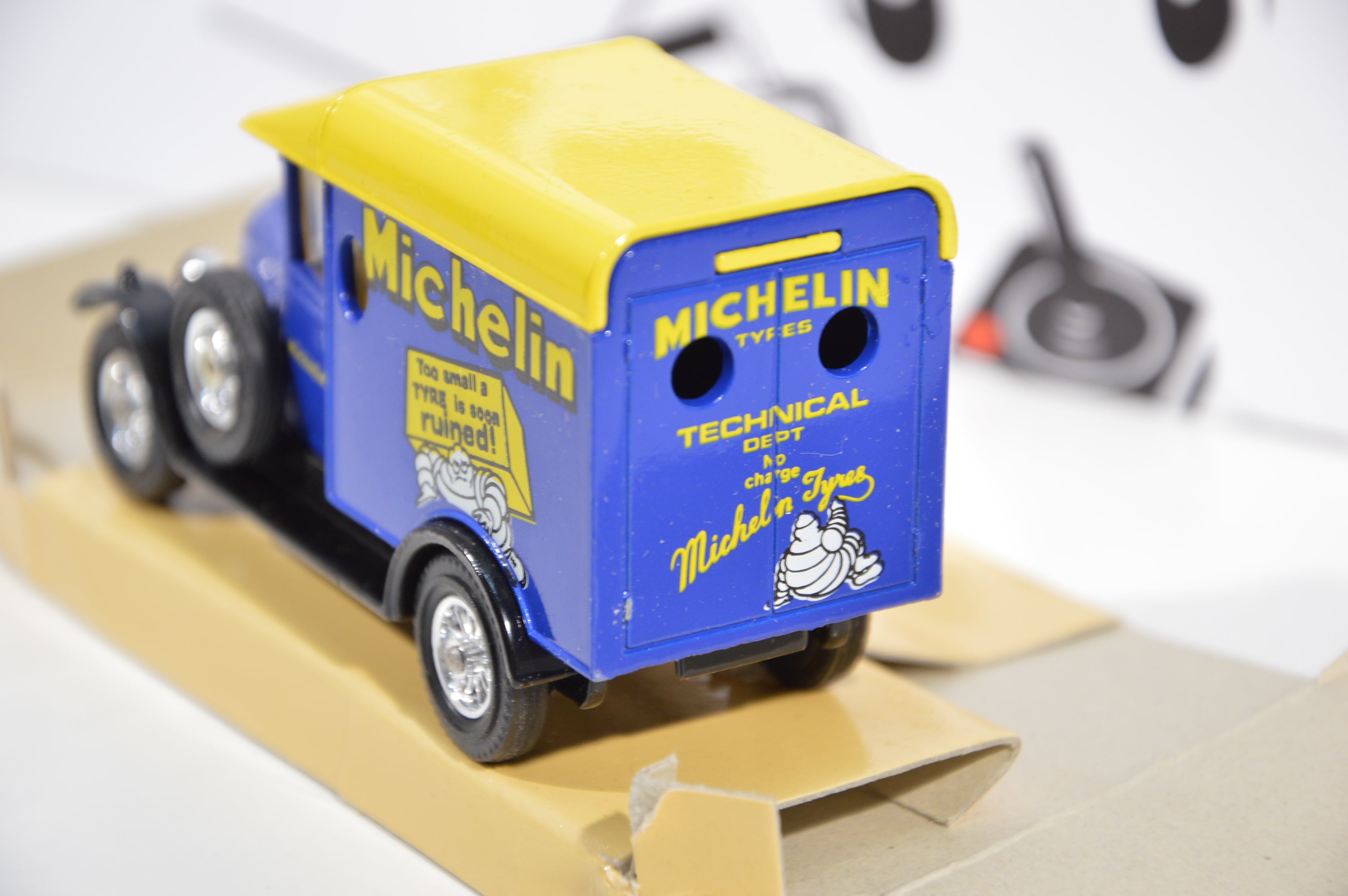 Morris Cowley Van 1929 Michelin Matchbox 1:39