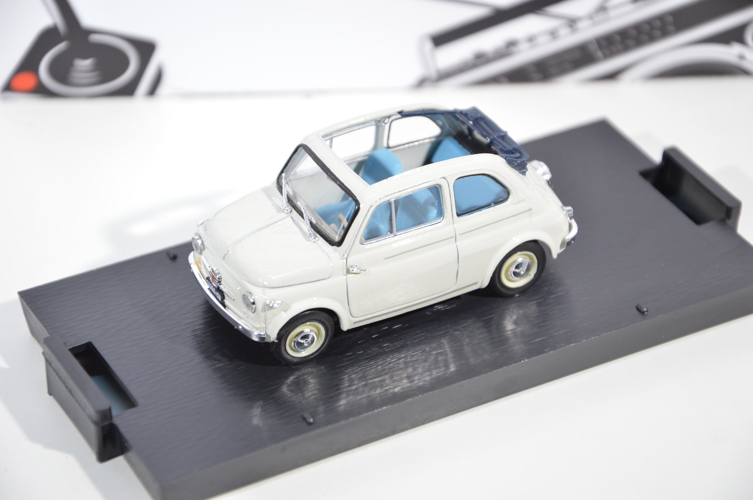 Fiat nuova 500 normale aperta 1957 grigio chiaro Brumm 1:43
