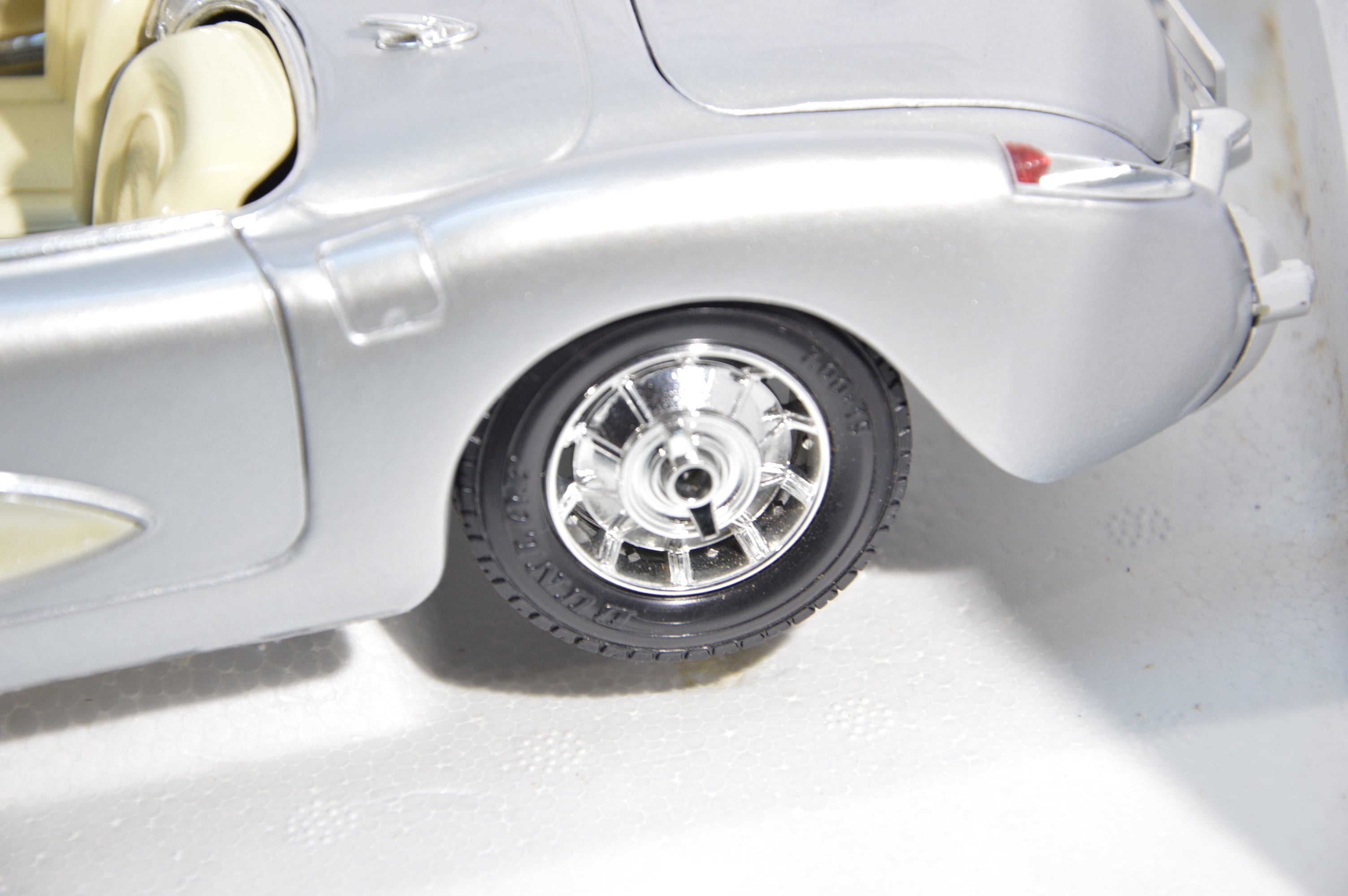 Chevrolet Corvette 1957 Delphinmotiv Braccio e Gotz scala 1/18