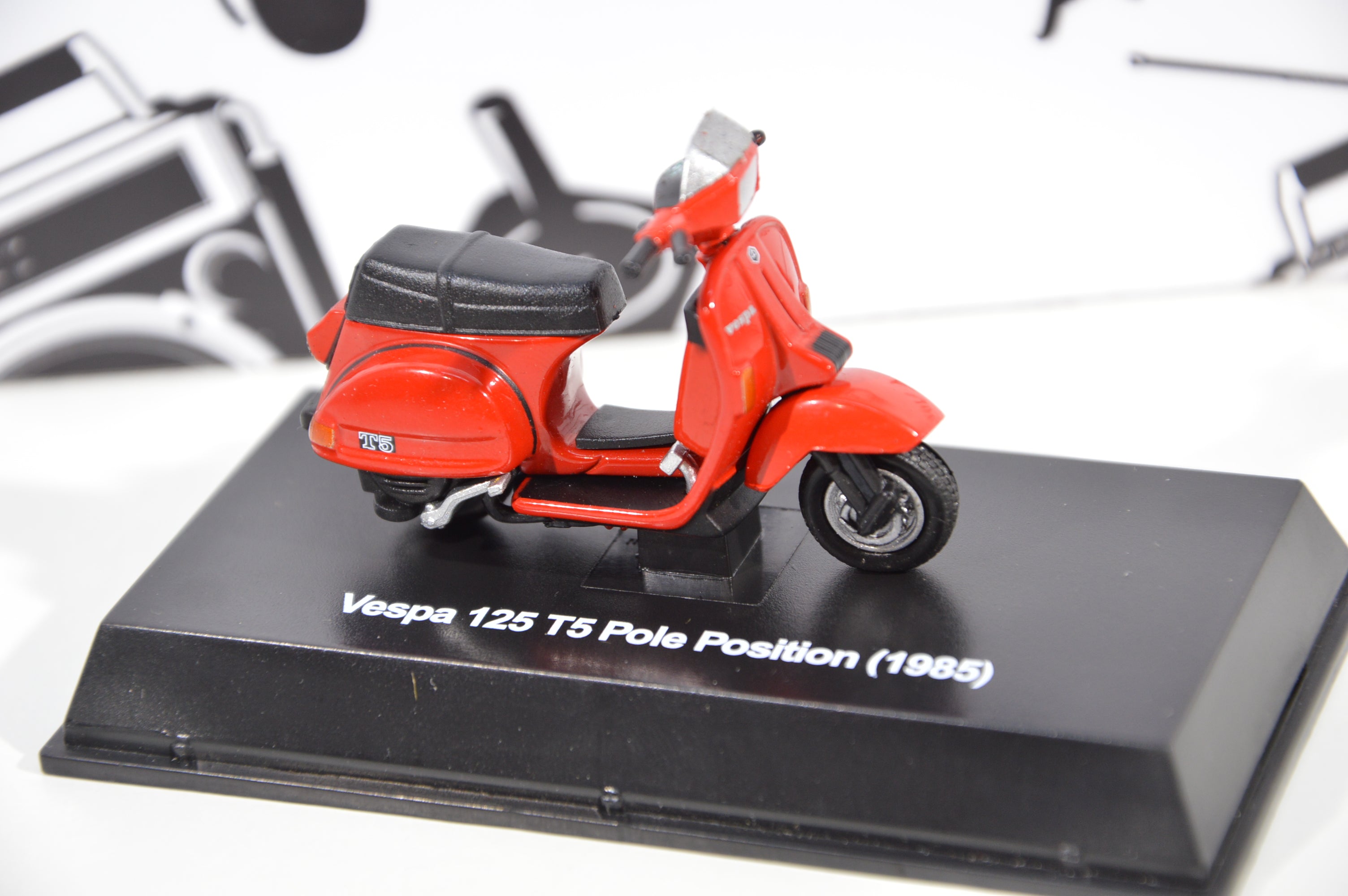 Vespa 125 T5 Pole position (1985) New Ray scala 1:32