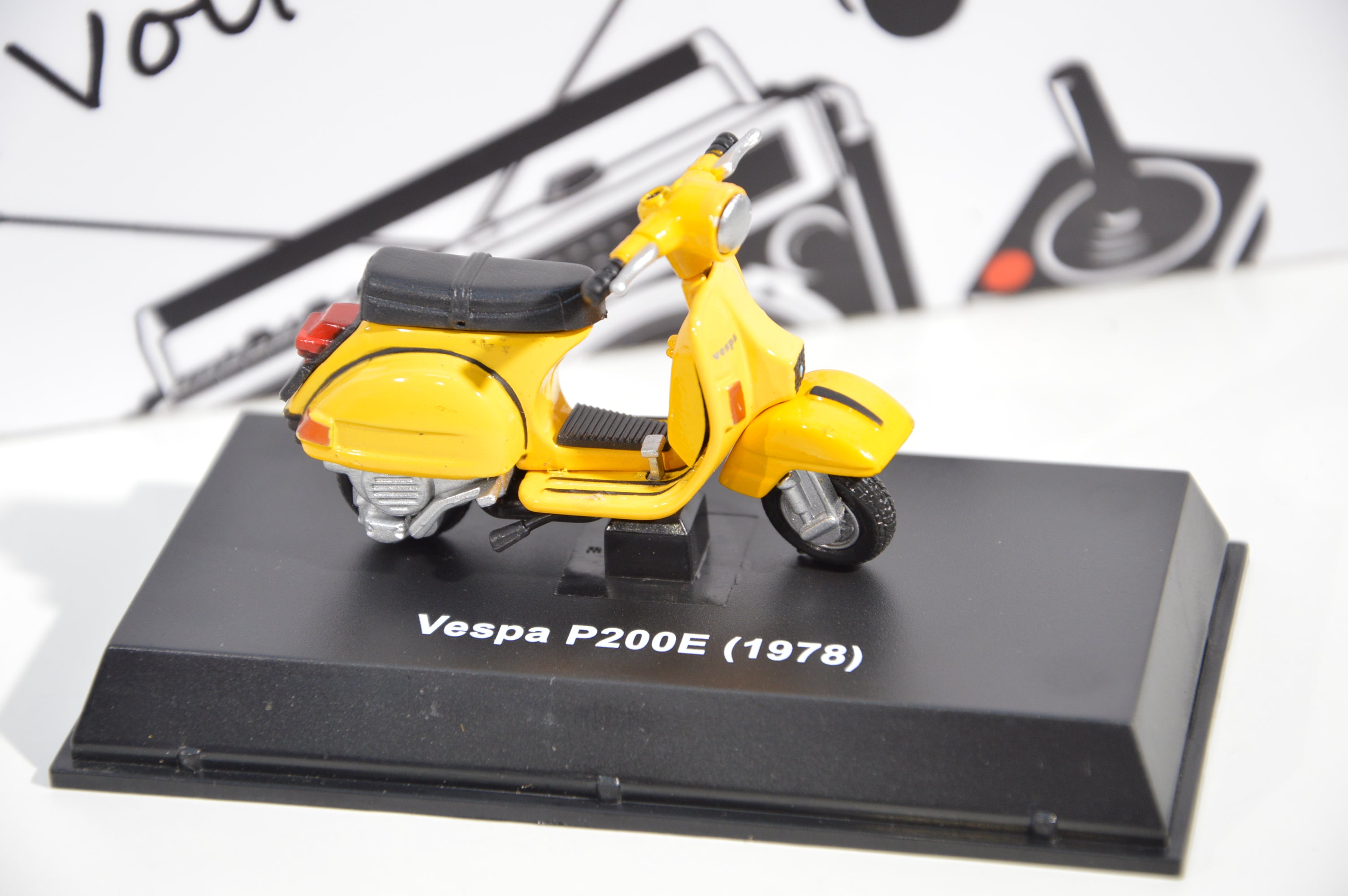 Vespa P200E (1978) New Ray scala 1:32