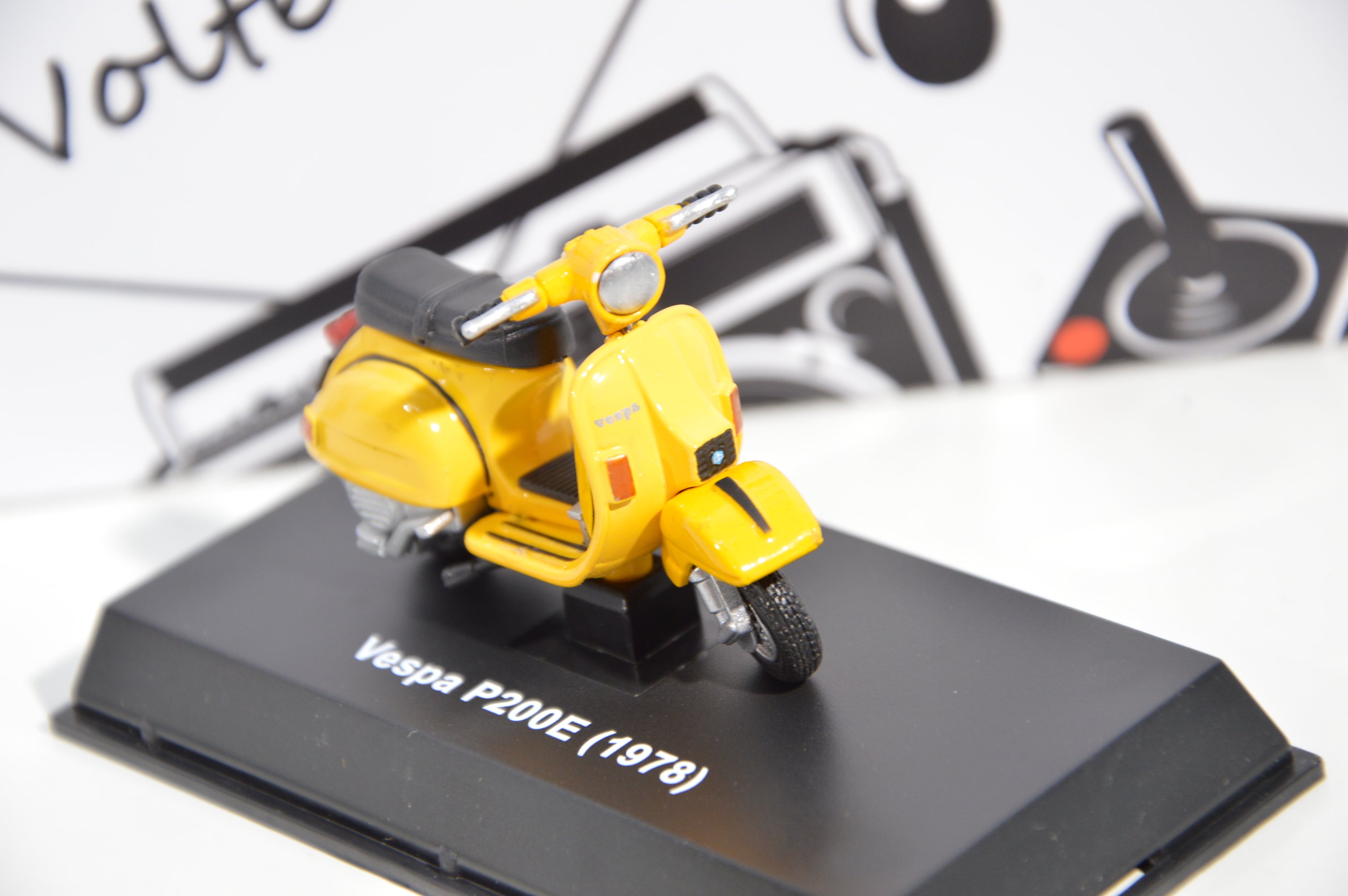 Vespa P200E (1978) New Ray scala 1:32