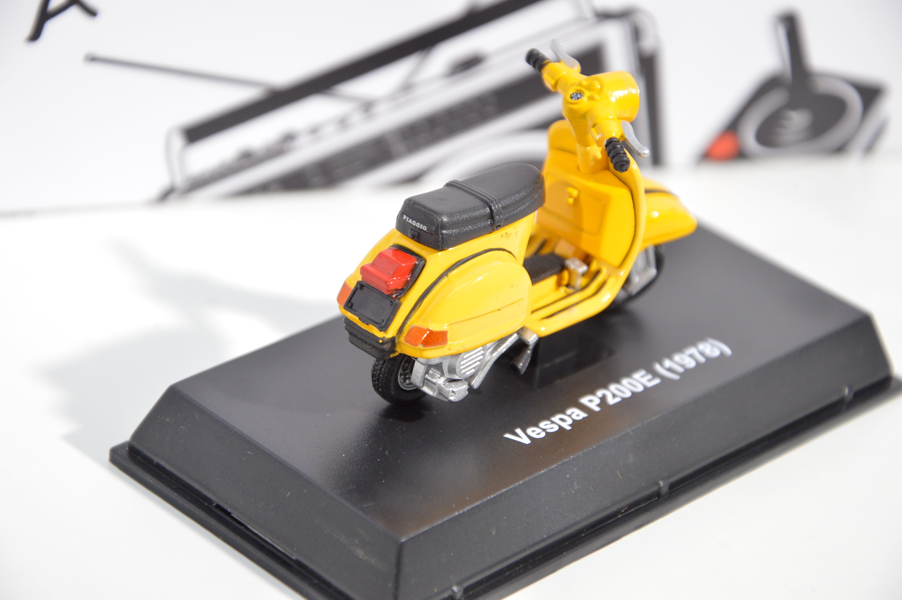 Vespa P200E (1978) New Ray scala 1:32