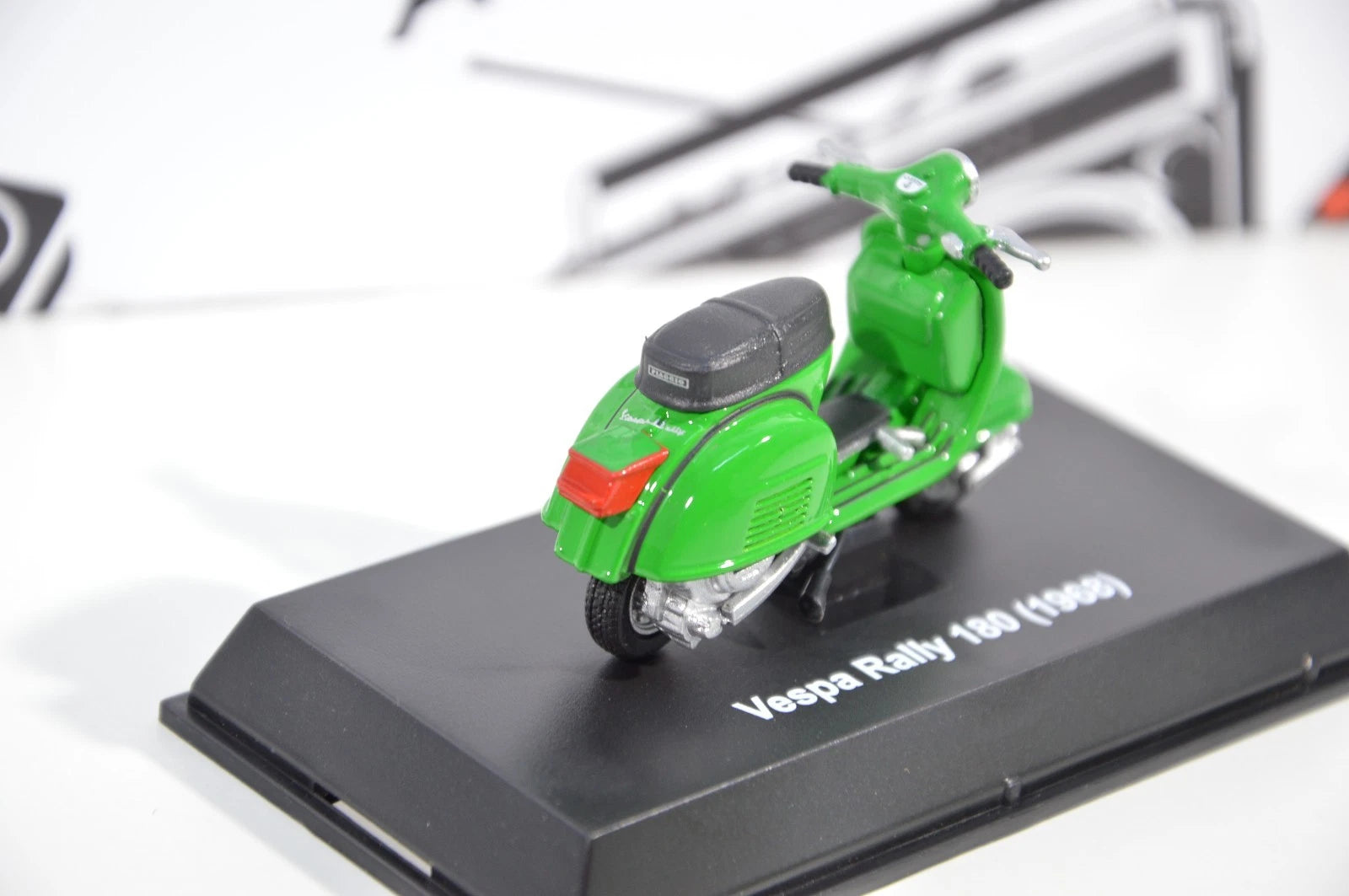 Vespa Rally 180 1968 New Ray scala 1:32