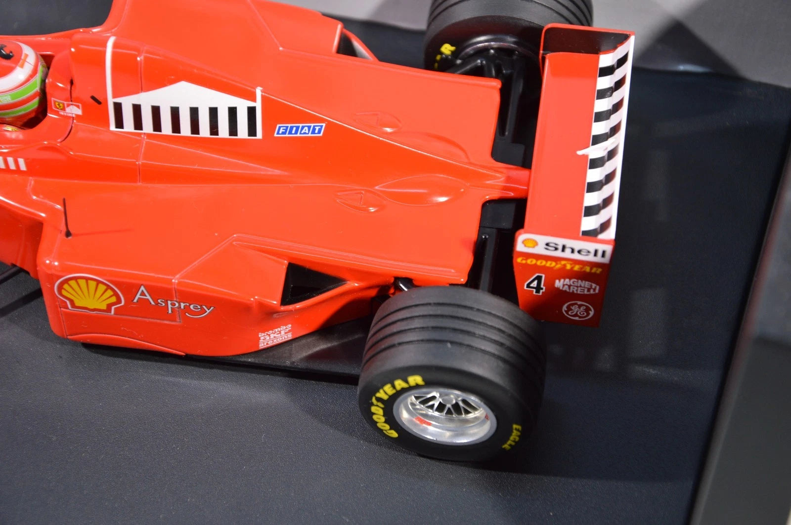Ferrari F1 Eddie Irvine Minichamps 1:18