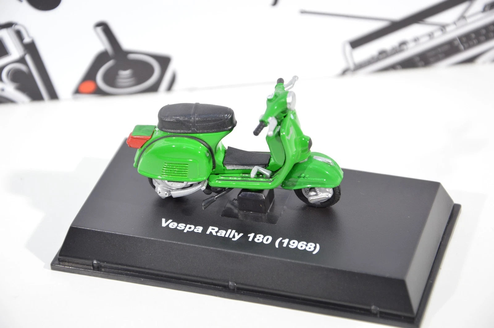 Vespa Rally 180 1968 New Ray scala 1:32